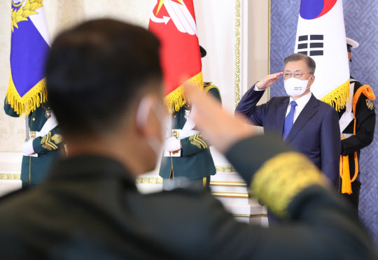 31일 문재인 대통령이 청와대 영빈관에서 열린  육군, 해군, 해병대, 공군 준장 진급자 삼정검 수여식에서 진급 장성의 거수경례에 답하고 있다. 연합뉴스.